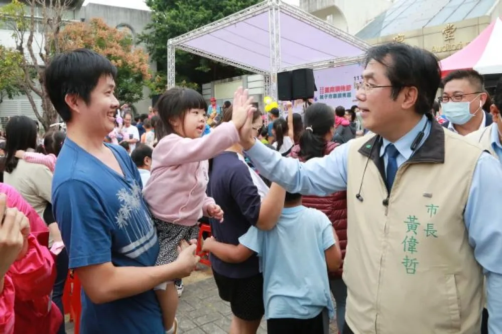 大船相撞小船會先遭殃  黃偉哲走自己的路比較好