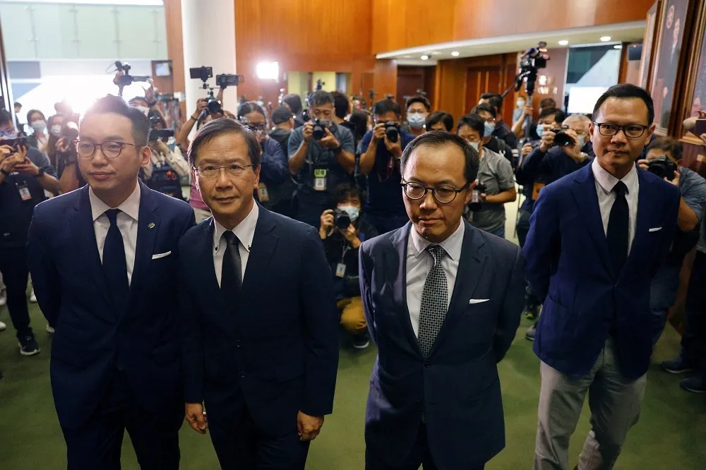 北京人大授權　香港政府立刻取消4名立法會議員資格　