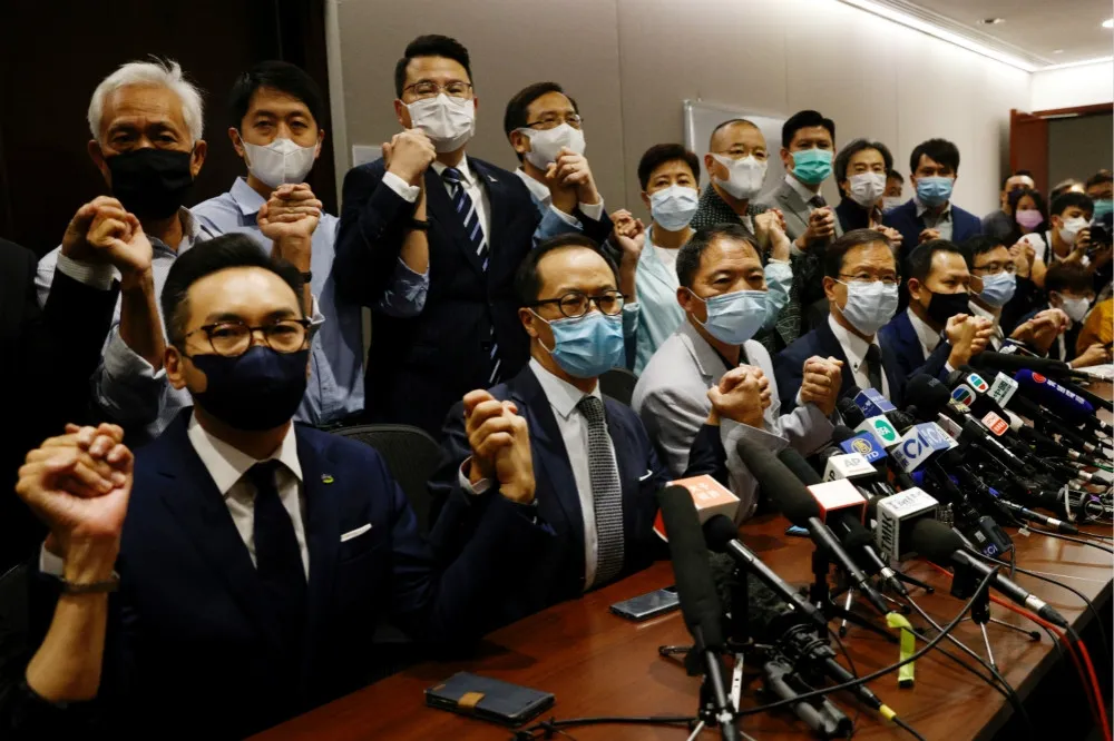 聲援四名遭政府解職成員　香港19名泛民議員將總辭