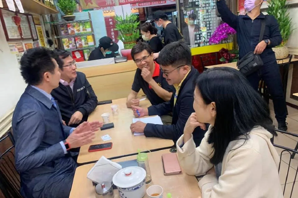 丁怡銘發言出包牽拖牛肉麵店　自掏3.9萬買麵致歉竟報「政院統編」