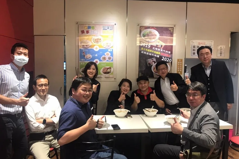 【牛肉麵風波】黃珊珊自掏腰包請100位民眾吃麵　調侃丁「我沒有打統編」