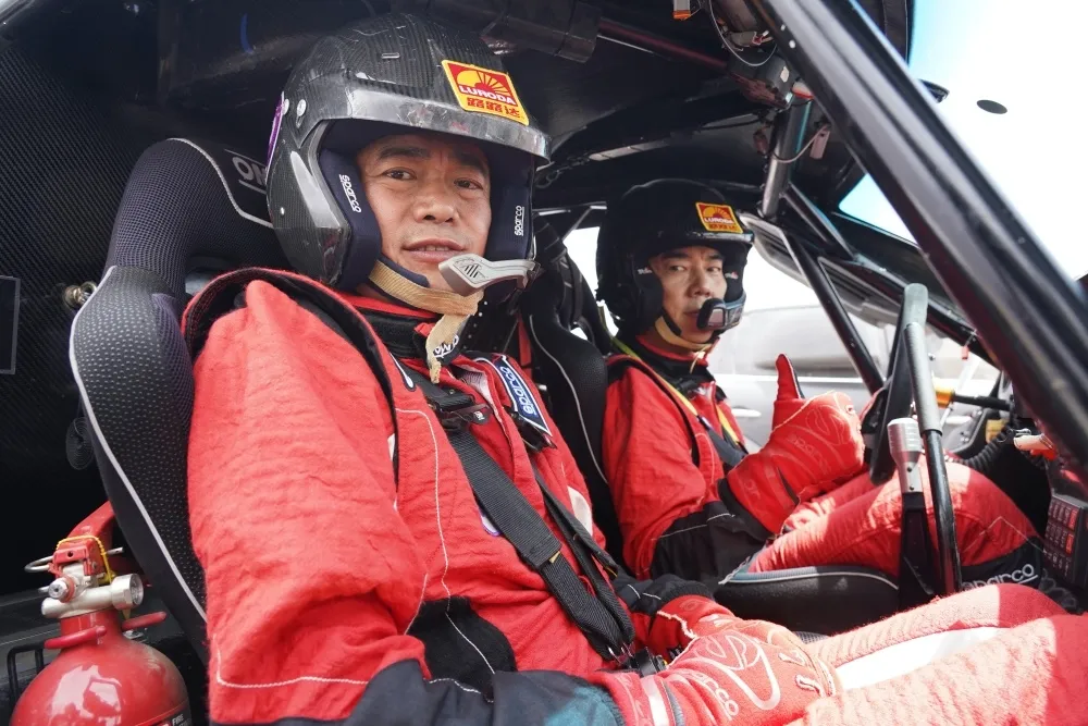 任賢齊〈一起衝〉MV內蒙沙漠翻車　驚險畫面曝光！