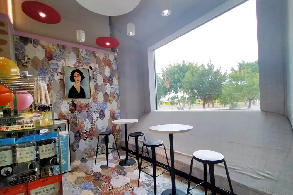 台中最有特色便利商店中央公園內開幕