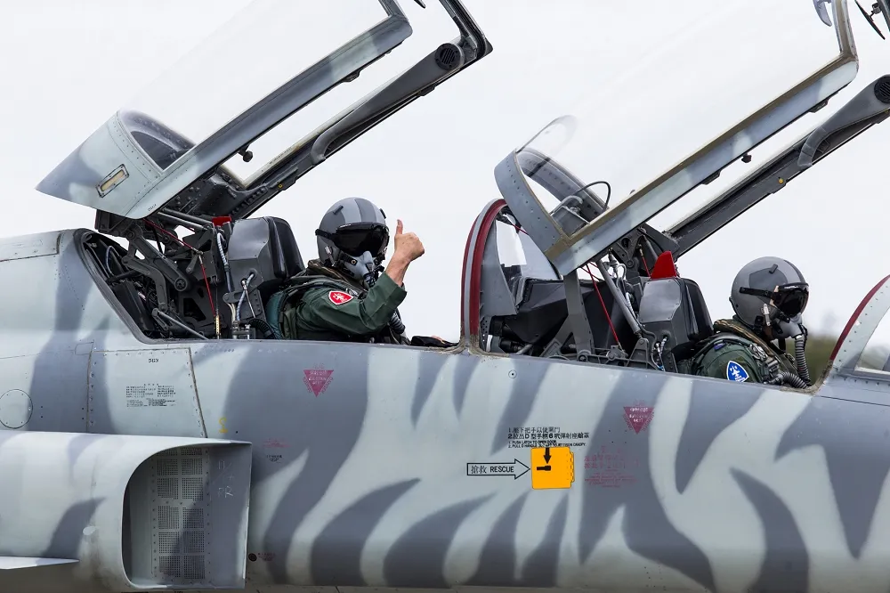 F-5型機特檢兩周後首飛　空軍司令熊厚基同乘提振軍心