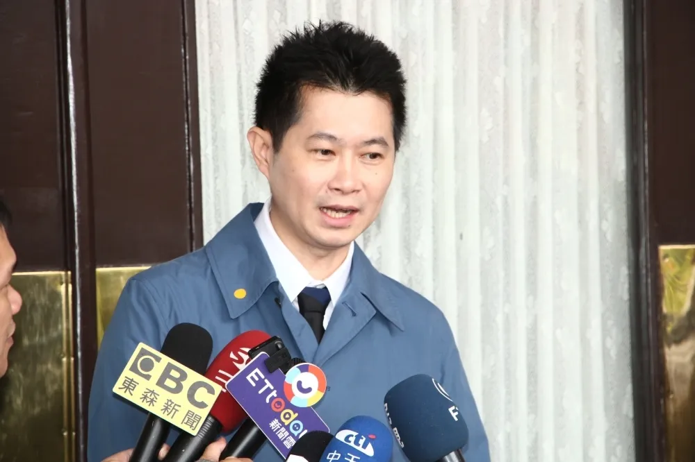 【丁怡銘閃辭】自比「政府彩妝師畫到走位」　曝牛肉麵老闆鼓勵簡訊再掀波