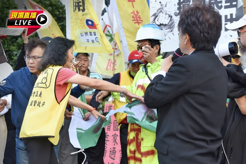 【直播】前新聞局長鍾琴怒撕民進黨旗　率眾轟NCC「民主之恥」