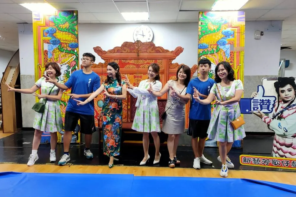 台中一中禮堂變戲棚　媽媽孩子逗陣來看歌仔戲