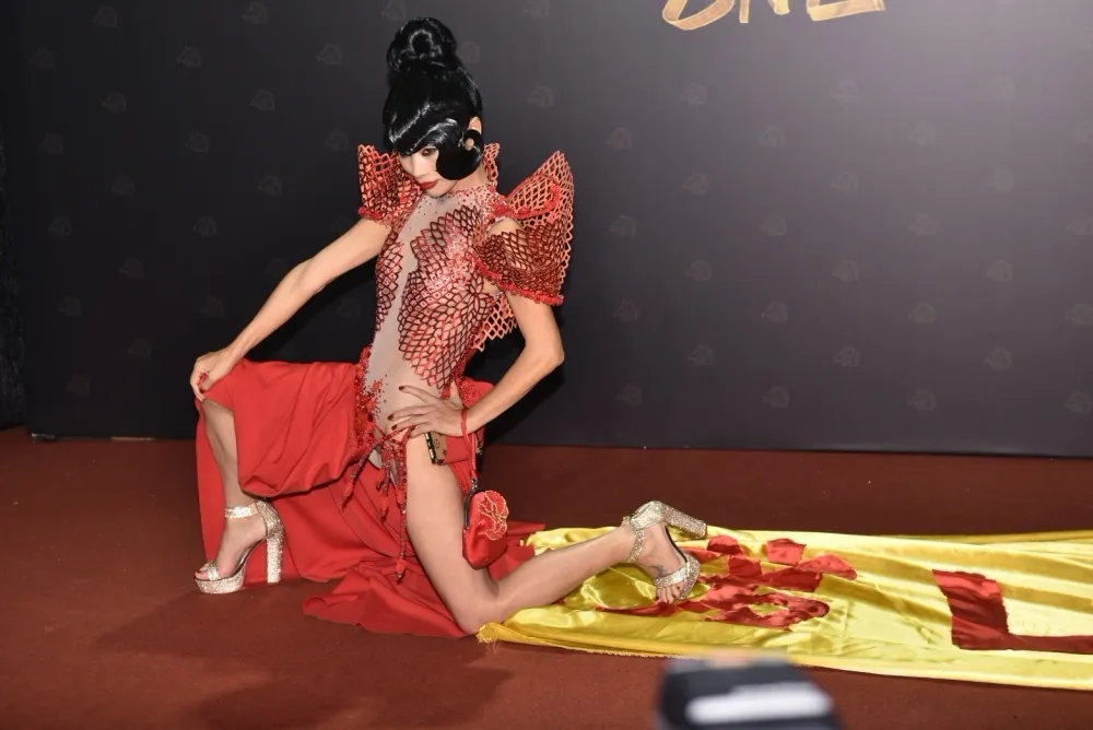 【金馬57紅毯】郭書瑤大腿與胸一樣雄壯　白靈無尺度全場跪了