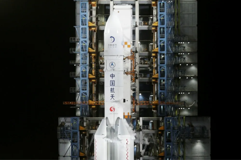 中國啟動首次月球採樣任務　嫦娥5號探測器順利升空