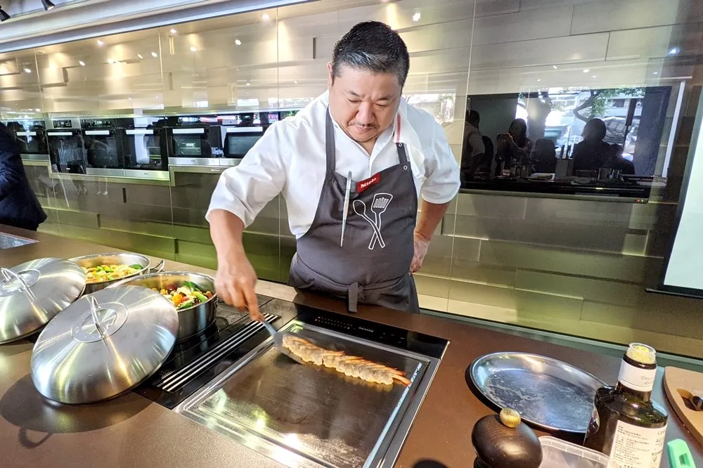 米其林主廚的夢幻逸品！Miele「SmartLine 檯面式爐具系列」為開放式廚房加分