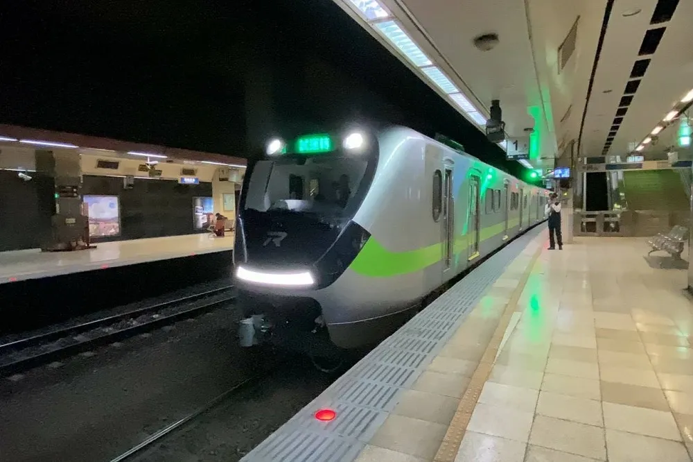 新區間車EMU900遭爆「門破+椅搖」　台鐵：將與第3方公司改善缺失