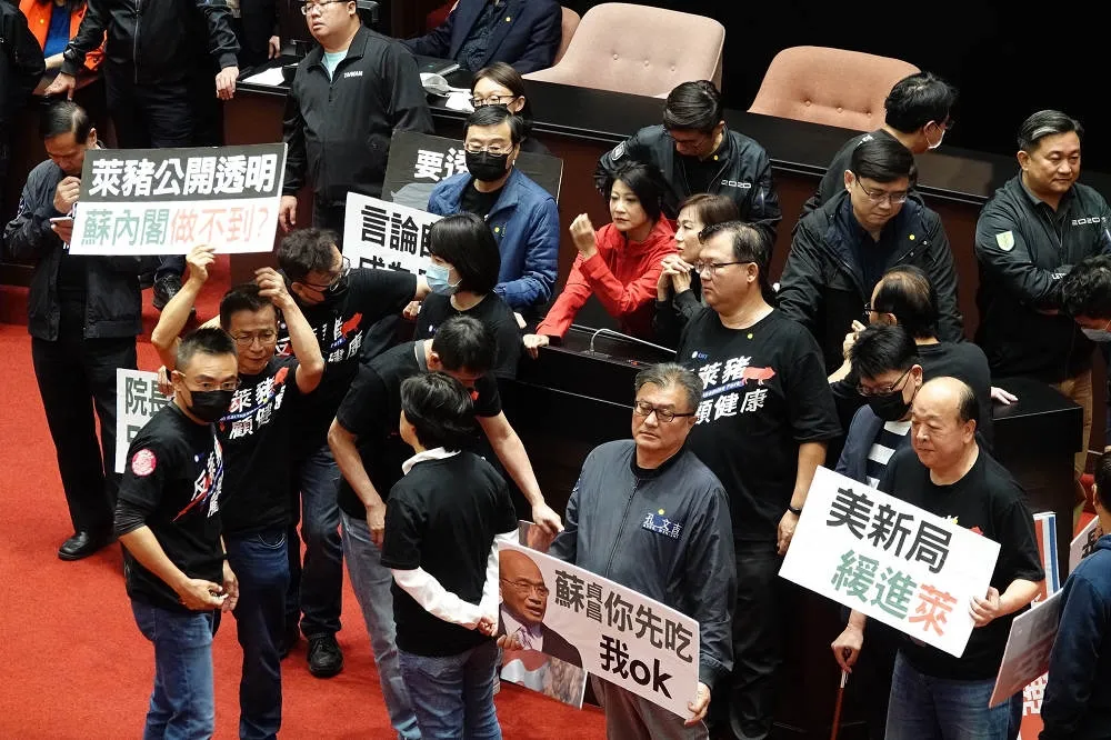 【議場之戰一觸即發】蘇貞昌在護送下進場　藍綠兩黨立委占領、包圍發言台