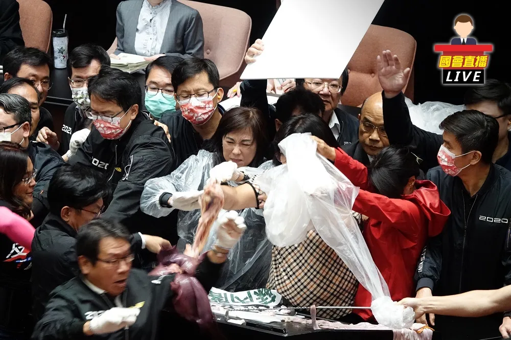 【國會直播】綠強勢護蘇貞昌進議場　藍砸豬內臟爆推擠