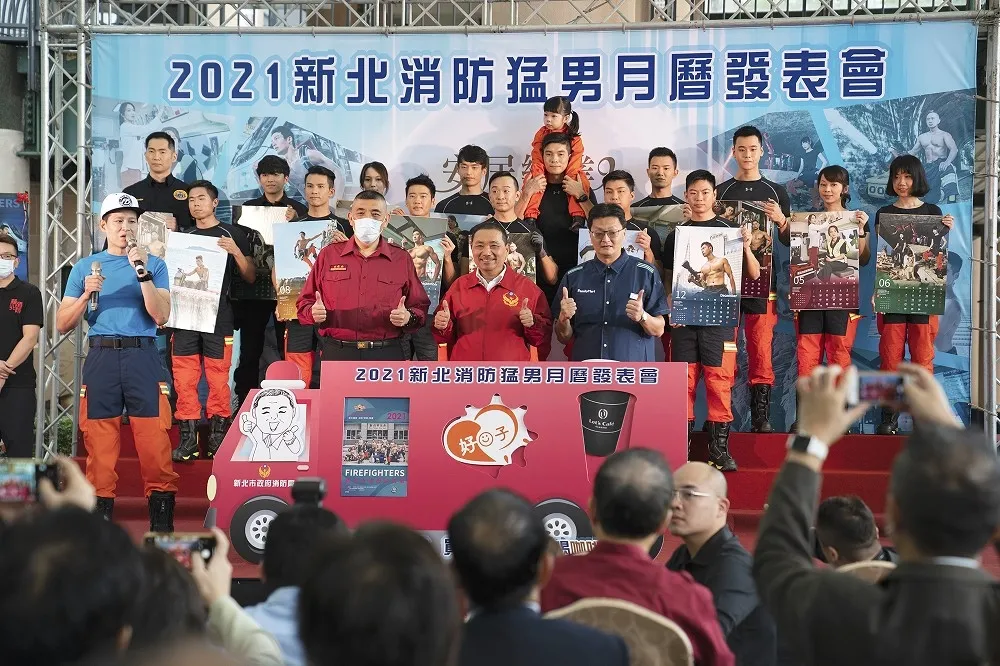 【有片】全家首次獨家預購「2021 消防猛男月曆」！12/2~12/15 首批限量桌曆 1 萬份、掛曆 5000 份