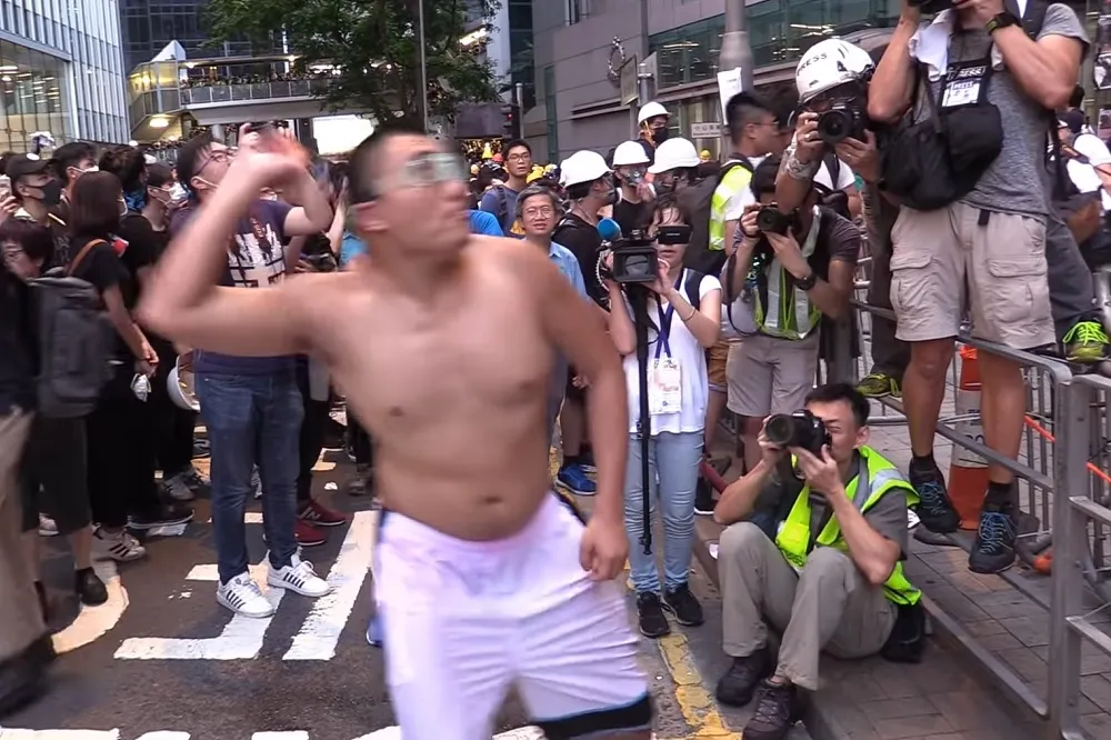 香港反送中「佔旺畫家」　因丟雞蛋被判21個月刑期