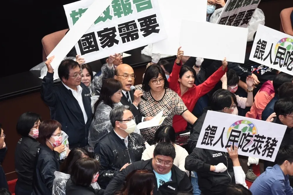 國民黨議場內丟豬內臟挨轟　江啟臣：不強烈杯葛就是縱容獨裁