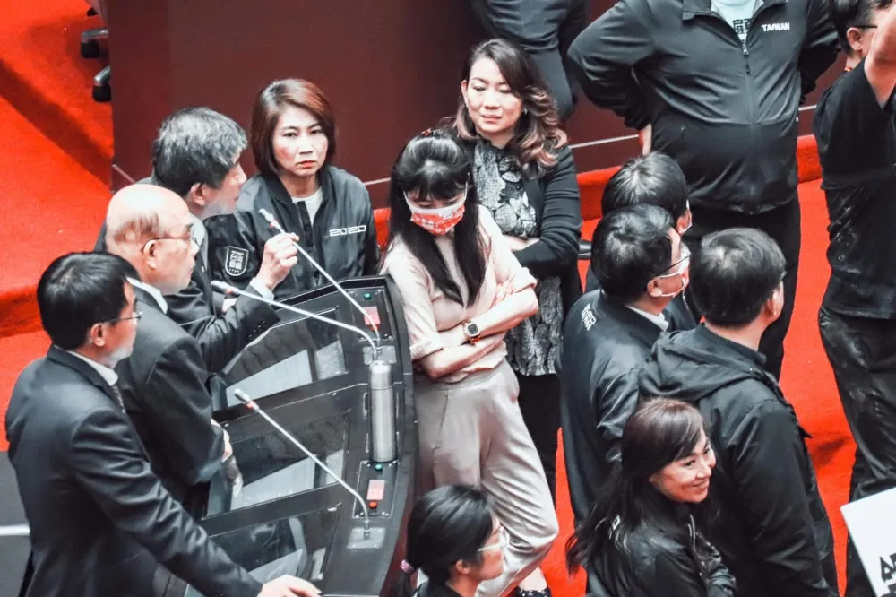 暗示遭排擠？臉書貼「萬黑叢中一點粉」　高嘉瑜自嘲：為何大家都知道穿黑色