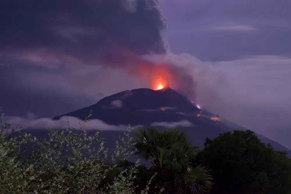 印尼火山爆發、煙霧直衝4公里天際　當局疏散2800名居民