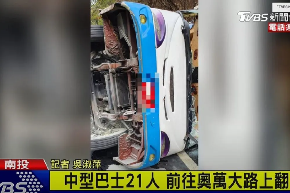 【快訊】南投奧萬大驚傳翻車意外　中型巴士乘客1死20傷