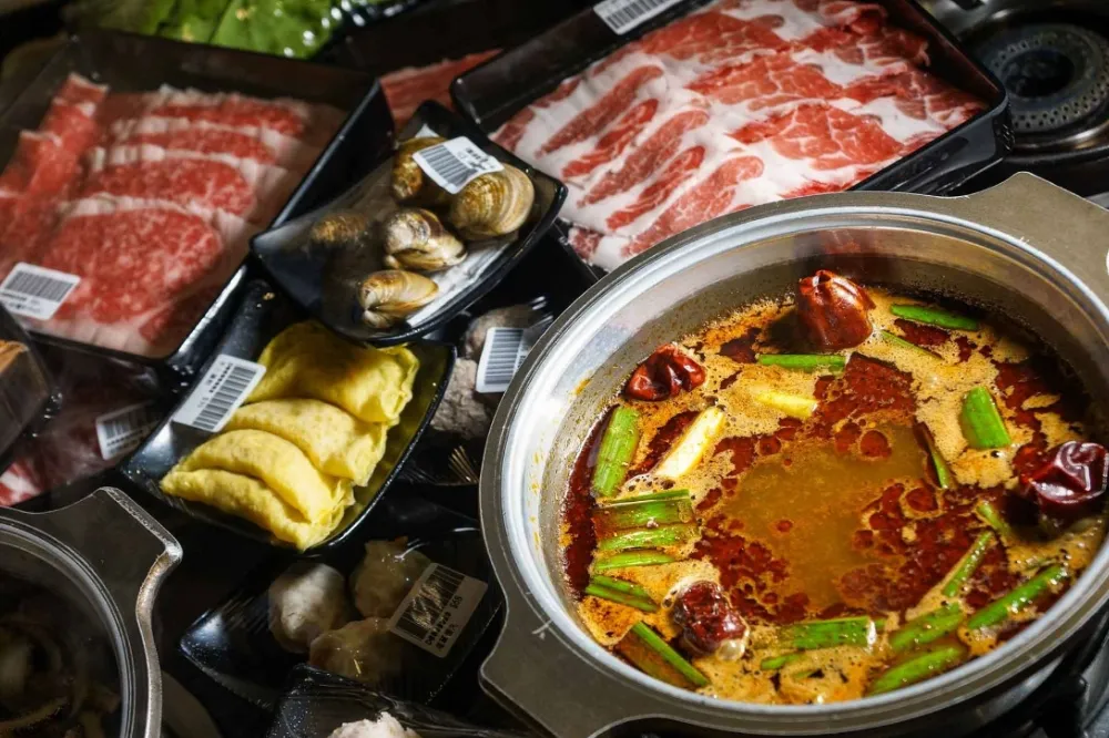 肉品全面買三送一、滿 999 元爽吃「波士頓龍蝦」！沐樺頂級肉品火鍋超市 12/1 微風南山開幕