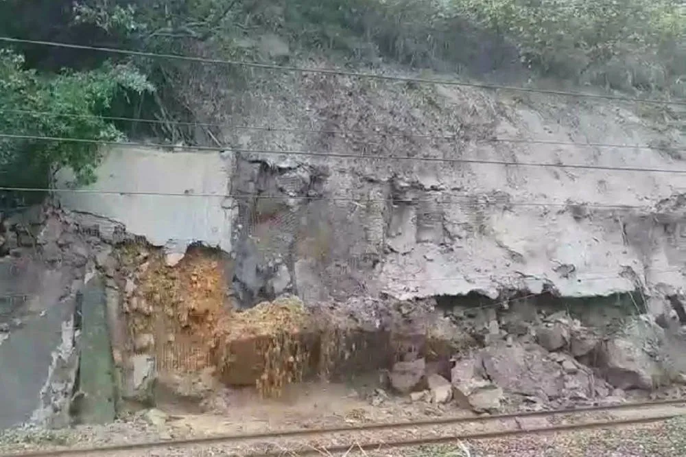 猴硐＝瑞芳站間土石崩落8300多噸　花東列車雙線全停駛