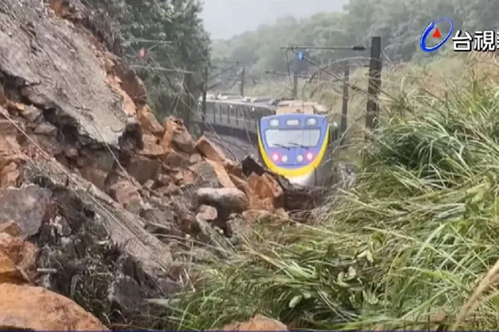 台鐵瑞芳＝猴硐段坍方東西線中斷　立榮緊急加開班機支援