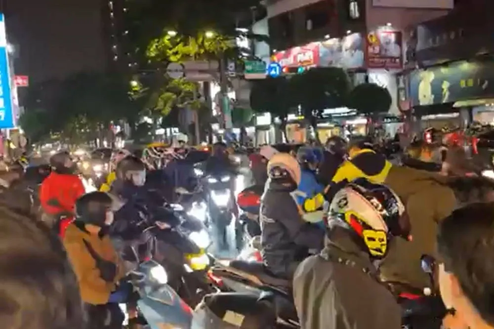 【抗議兩段式左轉】機車族之怒燒新北！　「待轉大富翁」塞爆中山、永和路口