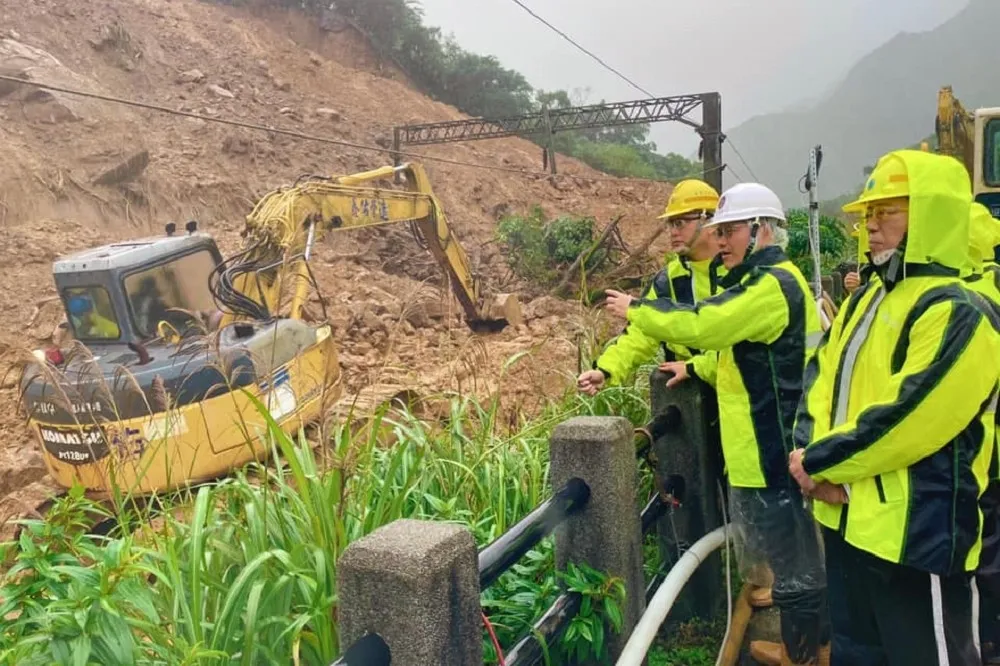 台鐵瑞芳＝猴硐段邊坡坍塌嚴重　林佳龍：最快13日恢復行車