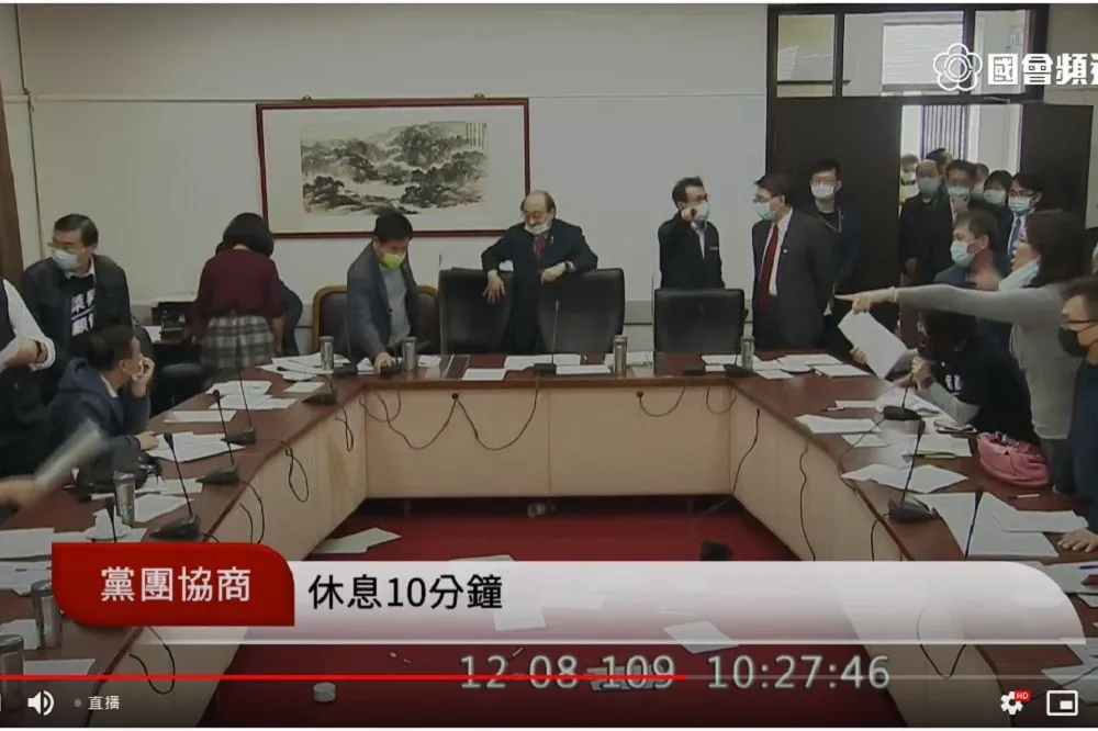 萊豬協商破裂　國民黨立委摔麥克風、馬克杯抗議
