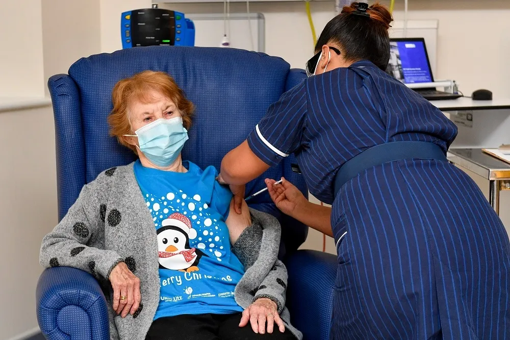 【新冠肺炎】全球首位接種輝瑞疫苗　英國90歲婦人：最棒的生日禮物
