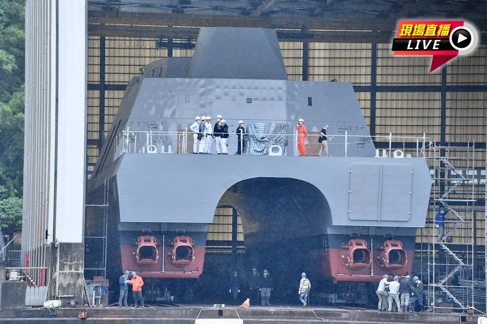 【現場直擊】海軍700噸沱江艦拉出船塢　雙船體原型艦首曝光
