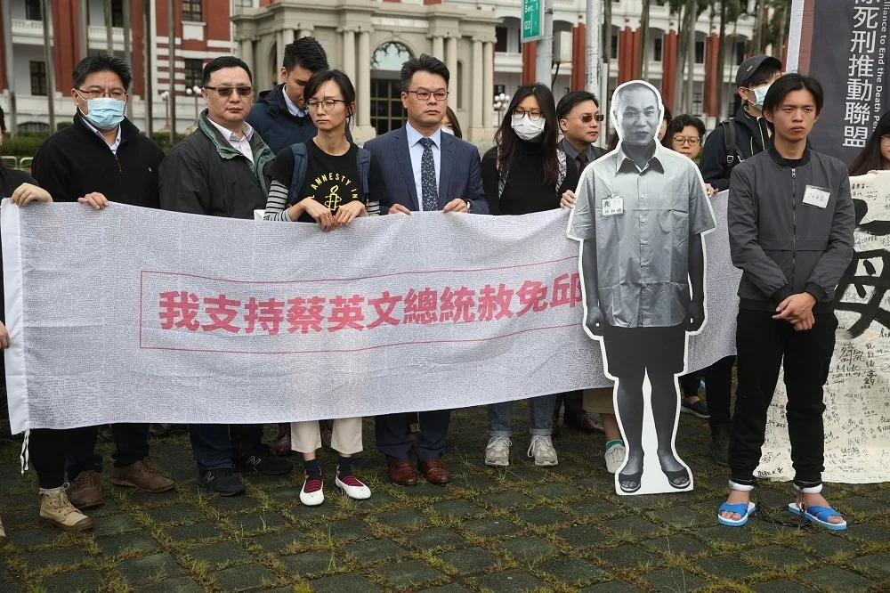 人權團體上手銬繞行總統府　籲總統特赦「邱和順」洗刷污名