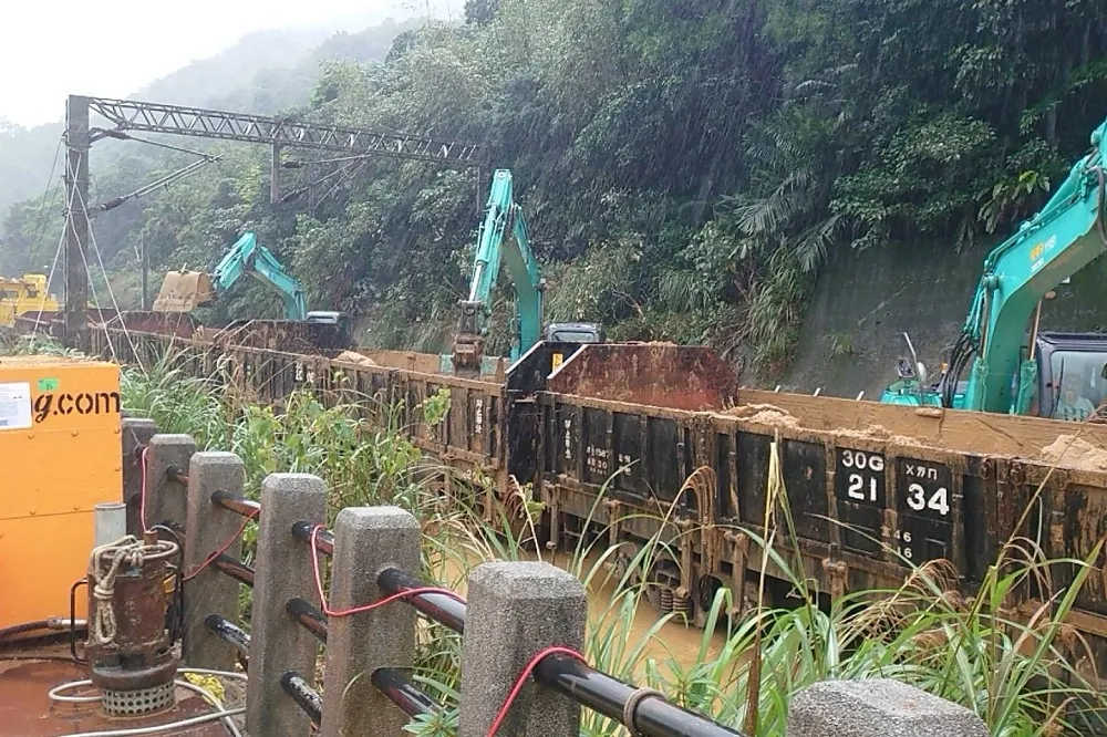 連日風雨延遲搶修進度　台鐵瑞芳猴硐段13日無法通車