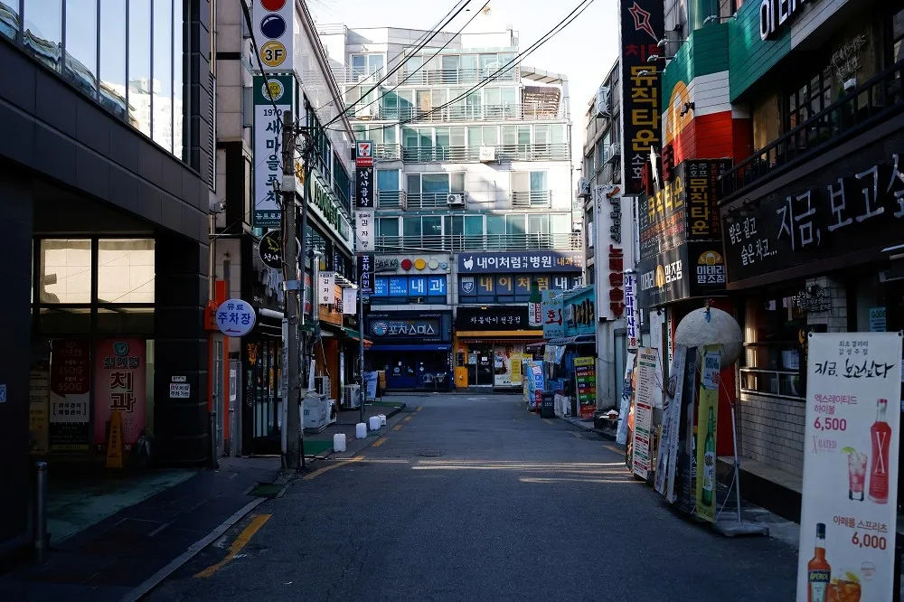 【新冠肺炎】韓國新增案例950突破單日峰值　首爾出現大規模集體感染