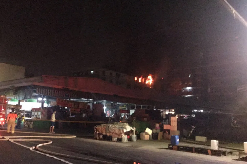 驚！台南永康兵仔市場一處6樓民宅　入夜竄大火全燒毀