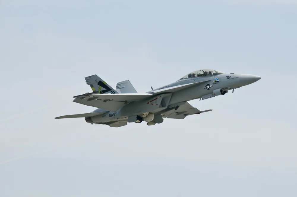 爭取印度海軍訂單　美軍「超級大黃蜂」戰機測試跳台起飛