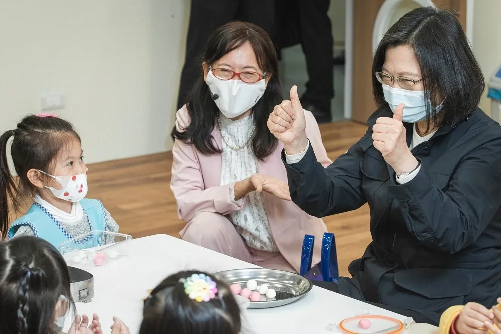 蔡英文訪國防部幼兒園搓湯圓　誓拚「0到6歲國家跟你一起養」