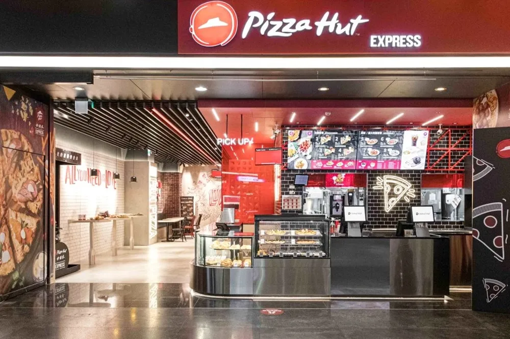【完整菜單片】12/18 起連 3 日買一送一、限定口罩打卡送！必勝客 EXPRESS 首店進駐環球板橋車站　攻佔早餐市場