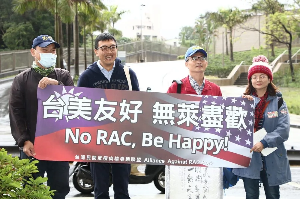 蘇偉碩攜墨寶踢館AIT　喊「無萊盡歡」要求民間科學對話