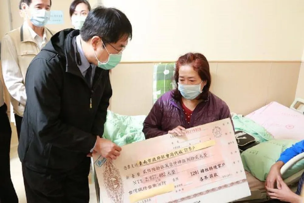 黃偉哲帶「支票手板」探慰挨轟　遭酒駕護理師家屬愣：有種中獎的感覺