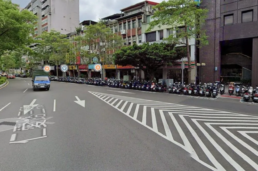 【車頭全爛】北市仁愛路3段BMW對撞公車　3大2小急送醫