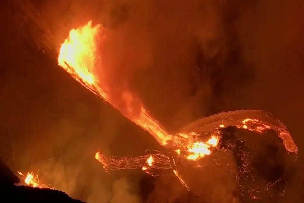 夏威夷幾勞亞火山噴發　蒸氣雲直衝大氣層