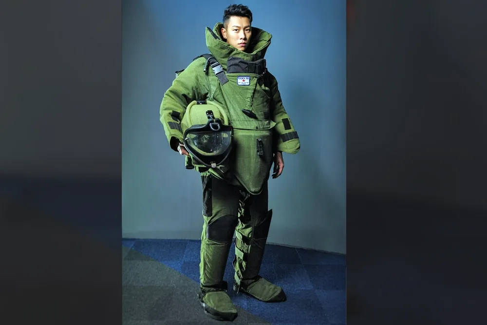 瘦子全副武裝體驗拆彈　決定更加認真唱歌