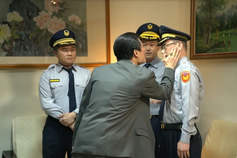 《國際橋牌社2》臨演很大尾　顏寬恒、陳柏惟、阮昭雄客串警察被嗆聲呼巴掌