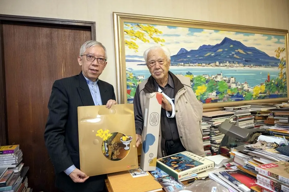 國美館梁永斐館長拜訪「萬年學生｣藝術家何肇衢交流藝術
