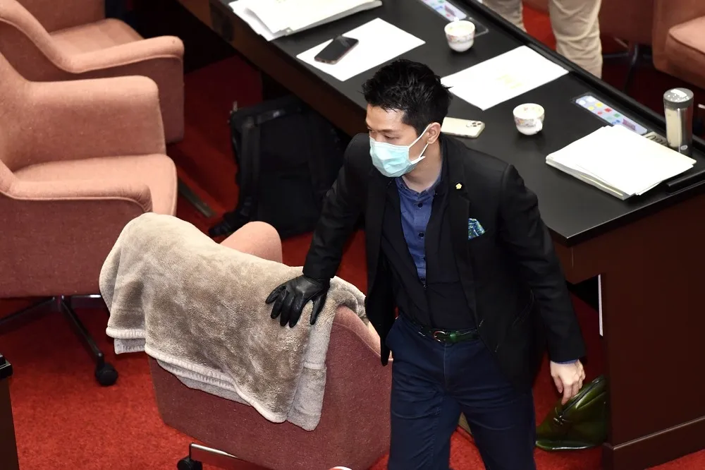 曝身體不適遭酸「躲萊豬投票」　何志偉回報：會戴好口罩回立院