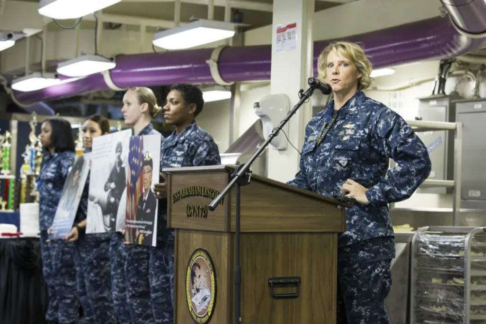 史上首位女性航艦艦長　美海軍上校鮑爾舒米茲將掌舵林肯號