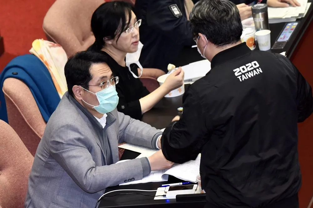 【表決時刻棄權】鄭運鵬酸「跑票就可以過聖誕」 　林淑芬回擊：要選市長格局不能太小，好嗎？