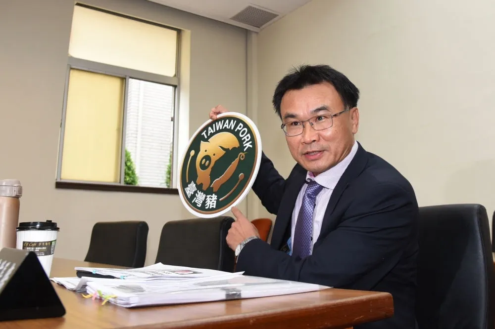 鬍鬚張持台灣豬標章用西班牙豬惹議　農委會將重新清查