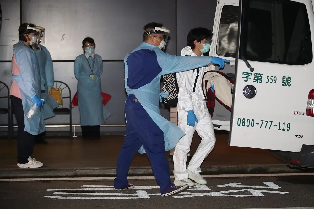 華航倫敦班機17:40抵台　114名旅客抵台1人發燒送醫